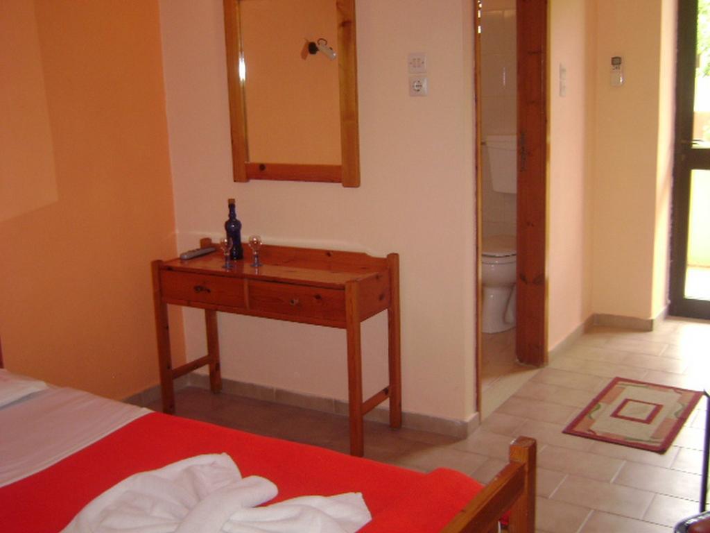 Adonis Beach Hotel Heraklion Exteriör bild