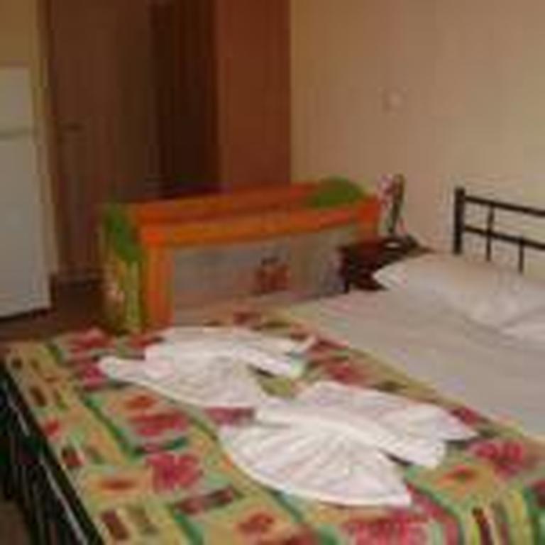 Adonis Beach Hotel Heraklion Exteriör bild